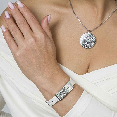 Браслет на белом кожанном ремешке  Fiore Luna  CB03598-7A 